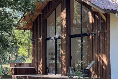 Image de Tui Lakehouse, maison dans la forĂŞt, Ă quelques pas du magnifique lac d'Arjuzanx.