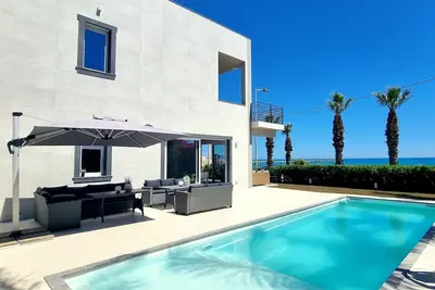 Image de Luxurious Villa With Pool Facing The Sea