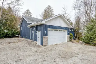 Image de Cozy cottage nestled along 90ft of pristine Georgian Bay pebble beachfront