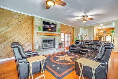 Image de Onalaska Home w/ Game Room, Sunroom & Lake View!