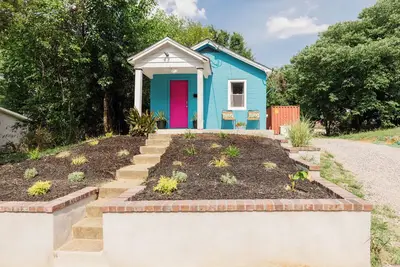 Image de Retro bungalow minutes away from historic Old Towne Petersburg!