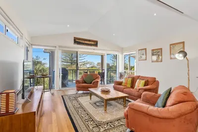 Image de Nautica on Marine Parade - Spacious beachfront townhouse by Dreamtime Beach