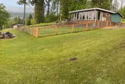 Image de Cabin has 2 king beds but room for 6 to 8 with your cots or air mattresses. \n\n\n