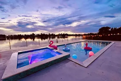 Image de [Kids Favourite] World Cup Lakefront Hub | Sleeps 14 | Heated Pool