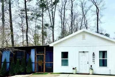 Image de Cozy Carriage House in Conway with Private Hot Tub
