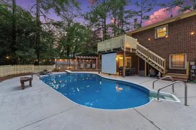 Image de Durham 4br/3ba: Game Room, Pool, Art! Sleeps 10