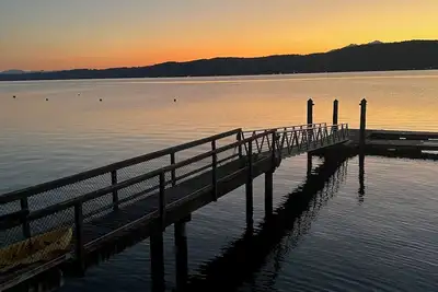 Image de Spacious 2 bedroom home with 2 bedroom cabin on the water at Hood Canal.