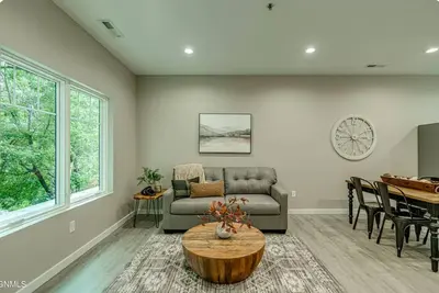 Image de 205 at the Mill. Downtown, Brand New, and Sleeps 8!