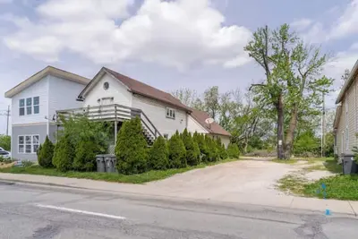 Image de Newly Renovated 2bd/1ba Right Near Lucas Oil & Eli Lilly! 3