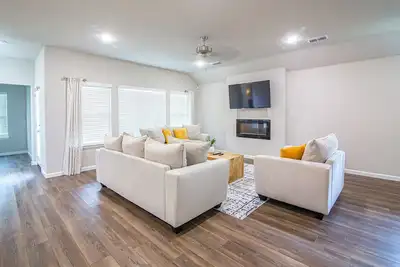 Image de Discover the perfect blend of elegance and comfort in this stunning family home.