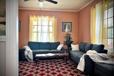 Image de Welcome to River St House historical stay. 1500sq ft, 1/2 blk from river trails.