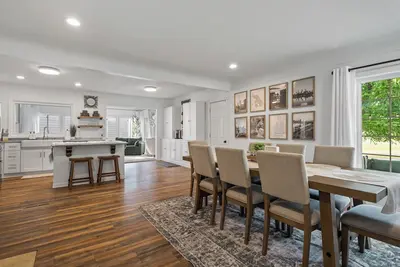 Image de Charming 3-bedroom house with Ac and WiFi. Lake Access King Beds! Newly Remodel