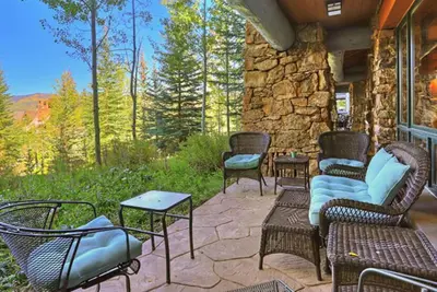 Image de Elegant Ski-In/Ski-Out Condo with Mountain Views