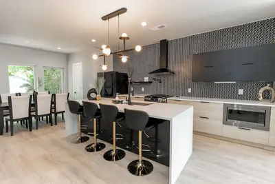 Image de Game Room - Rooftop - Sleeps 16 - Minutes to Downtown