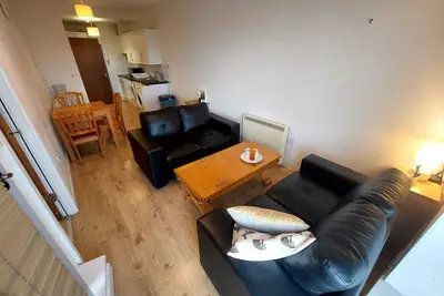 Spatious & private 2 bedroom apartment 15 minute walk to all attractions