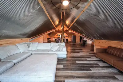 Image de Coyote Moon Ranch  4-bed condo barn dominium style borders Forest & Laurel Lake