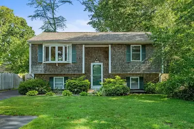 Image de Minutes to all local attractions! Fenced in yard, outdoor shower&more!