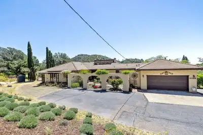 Image de Serene Vineyard Home with a private spring lake beachfront.