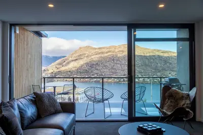 Image de 4br Home: Panoramic Views & Modern Amenities\n