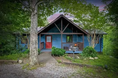Image de Secluded Cabin in the Smokies. 5 Acres W/Hot tub, Game & Theatre Room! Sleeps 11