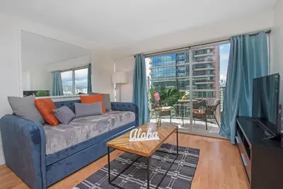 Image de Cozy two bedroom, sleeps 6. Wifi, full kitchen, balcony, and pool.