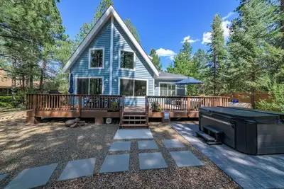 Image de Charming Cottage-Backs the Nat. Forest with Spa, Ac/Heat, Fire Pit and Game Room!