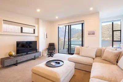 Image de Stylish 2-Br Home, Scenic Balcony, Key Amenities