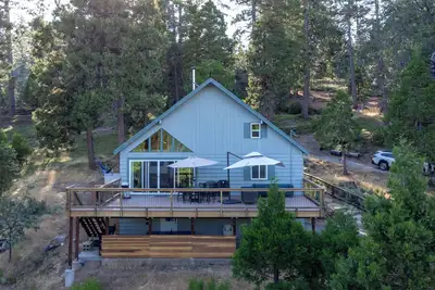 Image de Spacious 3-bedroom cabin walking distance from the lake with WiFi & Ac.