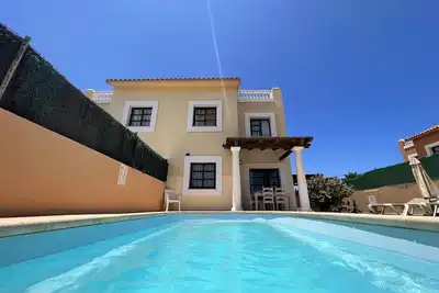 Image de Villa - Sleeps 6 - Pool - Pets Ok - Parking