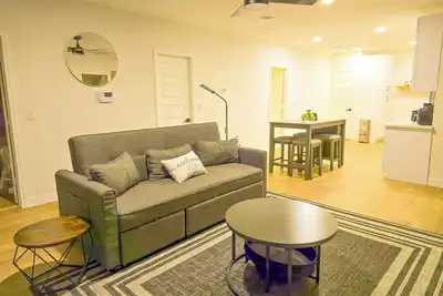 Image de 2-Br 1 Q, 2f beds and queen Sofabed with WiFi, Ac, Free Parking, TVs  all Rooms