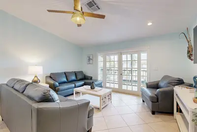 Private pool, boat dock, water view, canal front, fully equipped kitchen