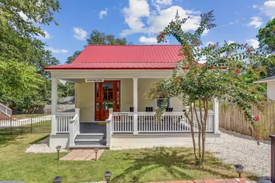 Image de Bayview Park Cottage- Custom Built Cottage w/ Loft- East Hill - 15 Mins to Beach