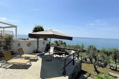 Image de Villa Madrina: A bright and elegant two-story villa built on the sloping cliff in front of the sea, with Free Wi-Fi.