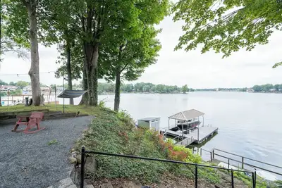 Image de Lakefront Sleeps 15, <20 min from Grand Park & Ruoff Music Center