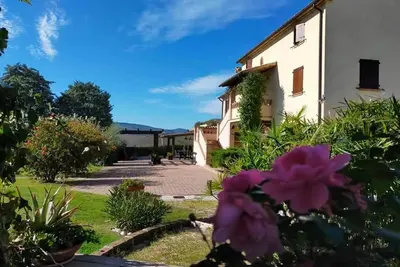 Image de Maison de campagne spacieuse avec piscine