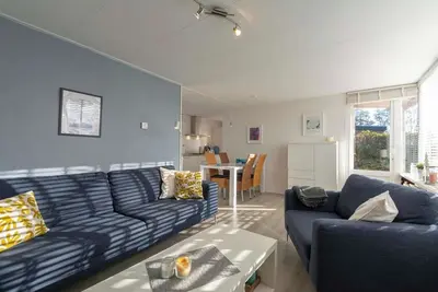 Image de Maison près des champs de fleurs avec jardin