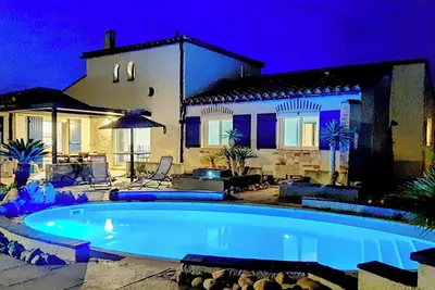 Image de Villa méditerranéenne 4 chambres plain-pied avec magnifique piscine, climatisée