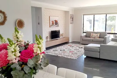 Image de Seaside Boho - Family sized retreat with a big backyard! 10 mins from the beach!