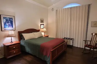 Peaceful Hideaway in vibrant college town \nPrivacy, treehouse, gazebo