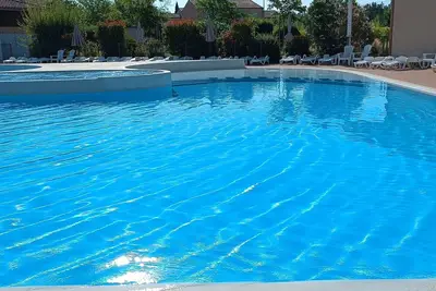 Image de Maison deux chambres dans résidence de vacances avec piscine