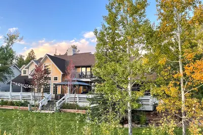 Luxury and 6bed 6. 5 bath on a Lake and Golf Course