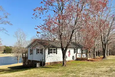 Image de Ruth's Cottage at Addis Acres/Newly Renovated/Firepit/Private Pond/2br/2ba/Deck