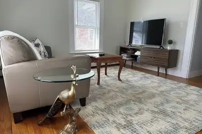 Image de 2-Br Simplistic Retreat Minutes from Downtown\n\n