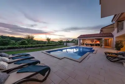 Image de Villa Rotonda - Belle villa de construction moderne avec grande piscine privée, parfaitement située pour explorer l'Istrie