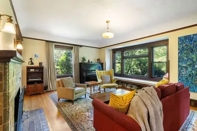 Stylish 4br  Belmont Haven w/ Saltwater hot tub!