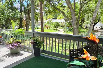 Image de 1 Block from the Bay\n3-bedroom 2-bath pet friendly home in enchanting Oldsmar