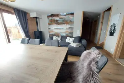 Image de Chalet, vue panoramique, terrasse, balcon, cheminée ou poêle à bois, télévision, casier à ski, 76m²