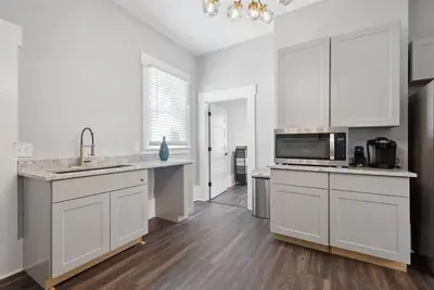 Image de Spacious 4-bedroom apartment in charming Savannah with Ac, WiFi