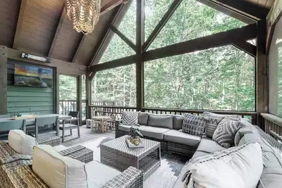 Image de New Home with a Private Trail/Waterfalls, Family and Groups