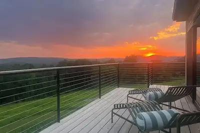 Image de Private 13-Acre Escape — Renovated 3br Home with Stunning 360° Views